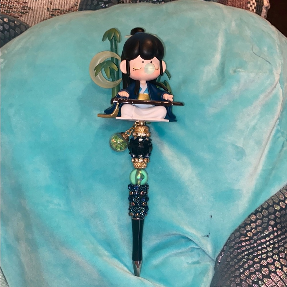 Rolife Nanci Elegant Black and Gold Beaded Keychain